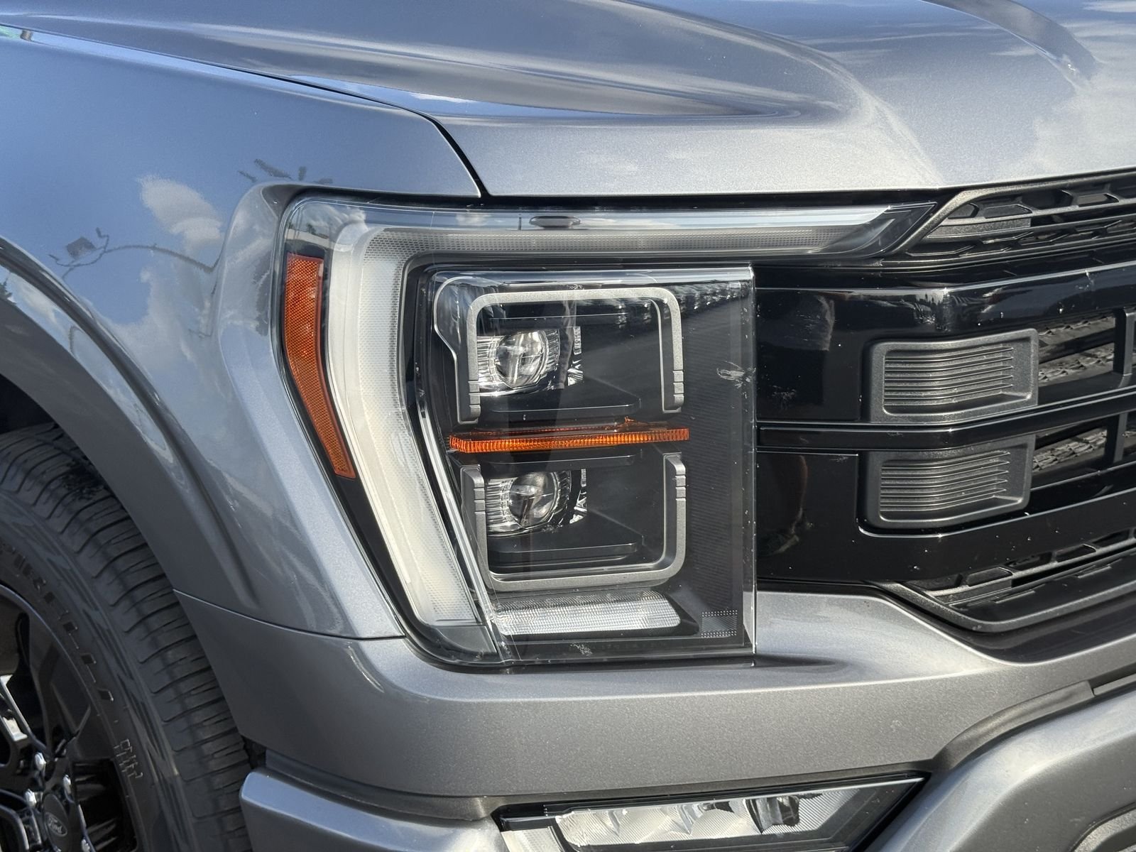 Used 2023 Gray Metallic Ford Lariat image 9