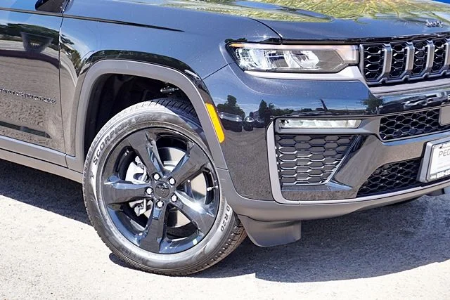 New 2026 Diamond Black Crystal Pearl-Coat Exterior Paint Jeep Limited image 4