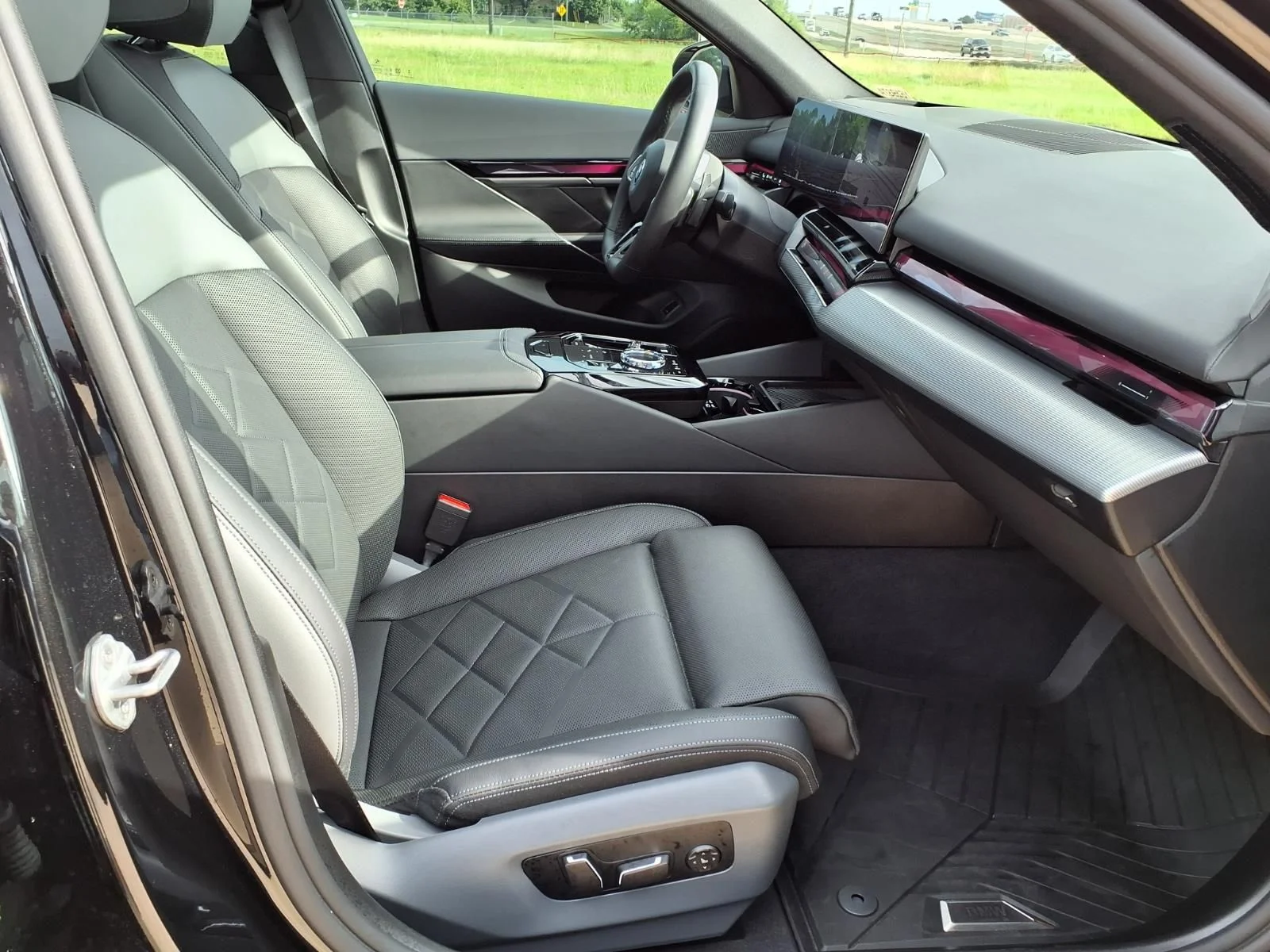 Used 2026 Black BMW 550e xDrive image 20