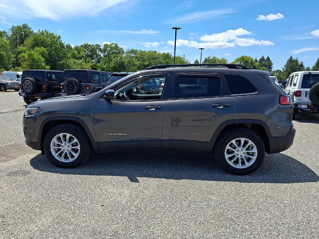 Used 2022 Granite Crystal Metallic Clearcoat Jeep Latitude Lux image 7