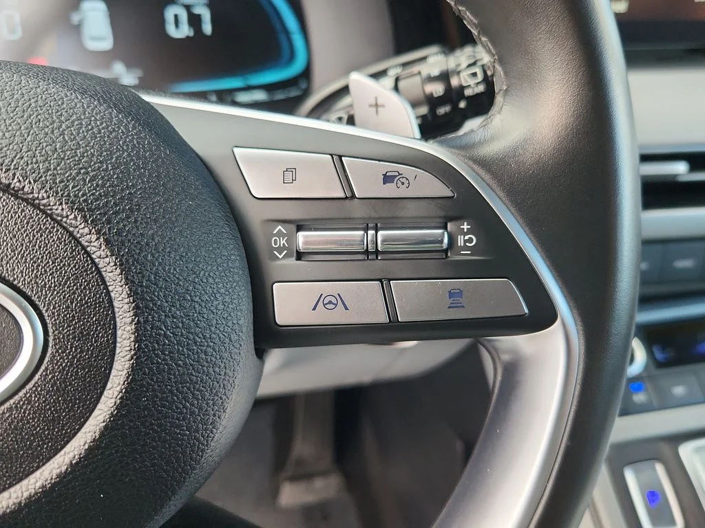 Used 2025 Silver Hyundai SEL image 21