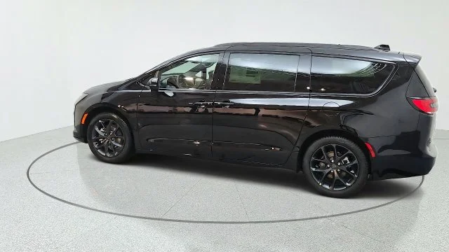 New 2027 Diamond Black Crystal Pearl-Coat Paint Chrysler Limited image 7