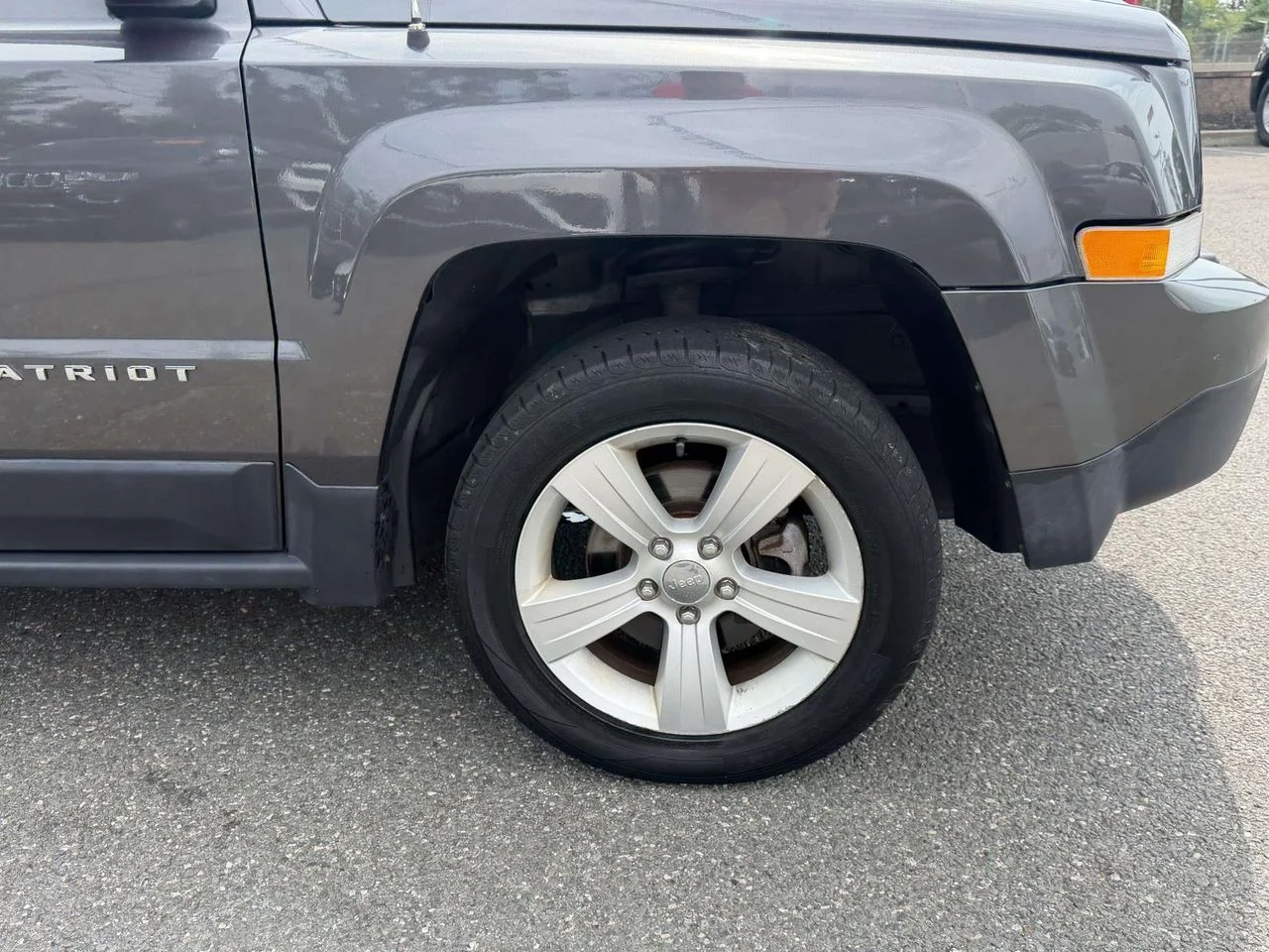 Used 2015 Granite Crystal Metallic Clearcoat Jeep Latitude image 10