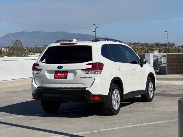 Used 2019 White Subaru Base image 32