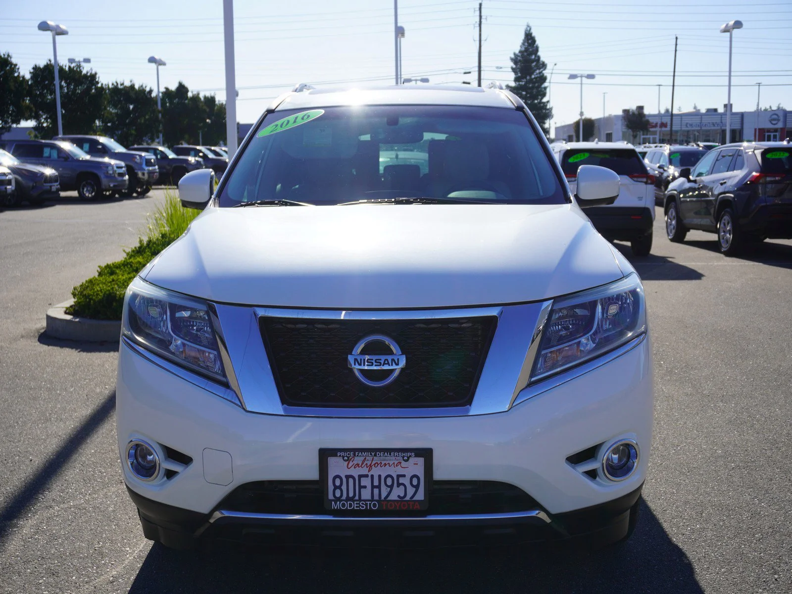 Used 2016 Pearl White Nissan Platinum image 6