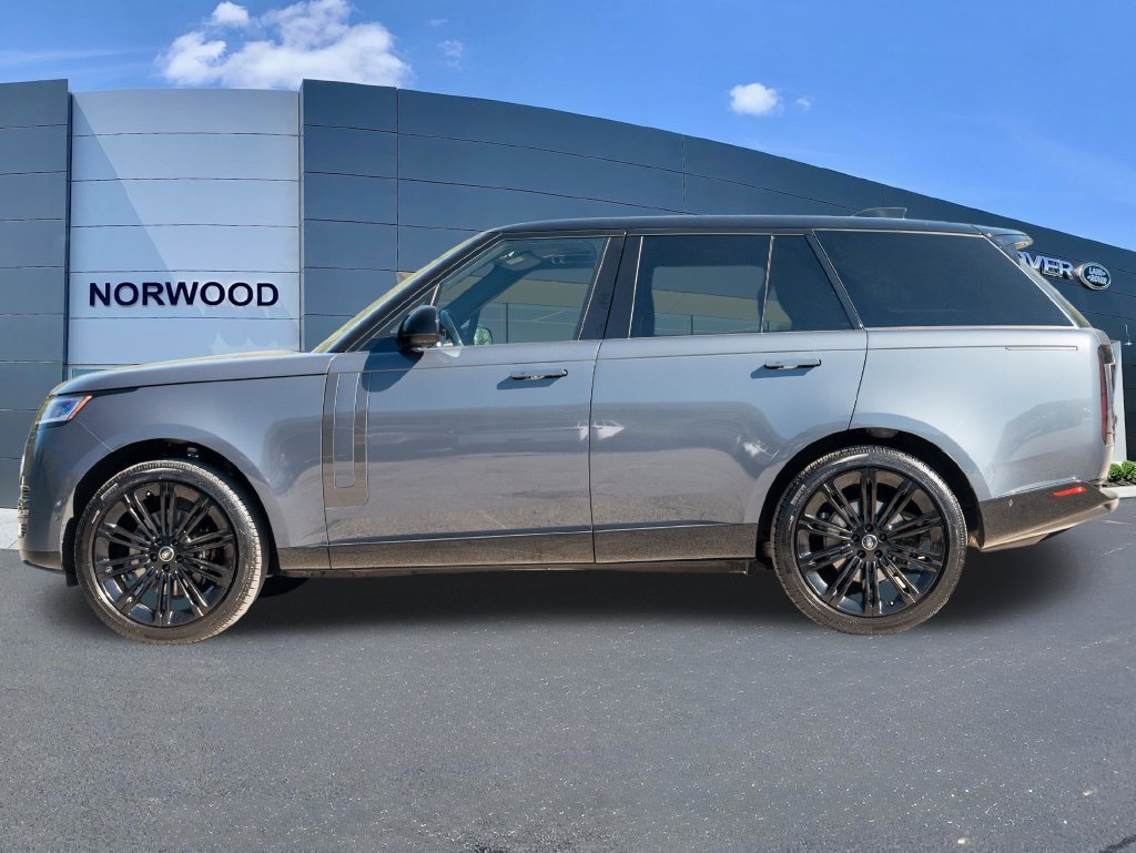 Used 2025  Land Rover SE image 7