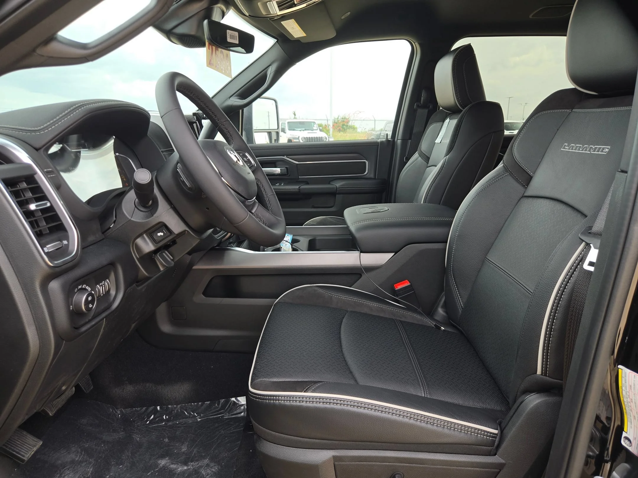 New 2026 Diamond Black Crystal Pearl-Coat Exterior Paint RAM Laramie image 9