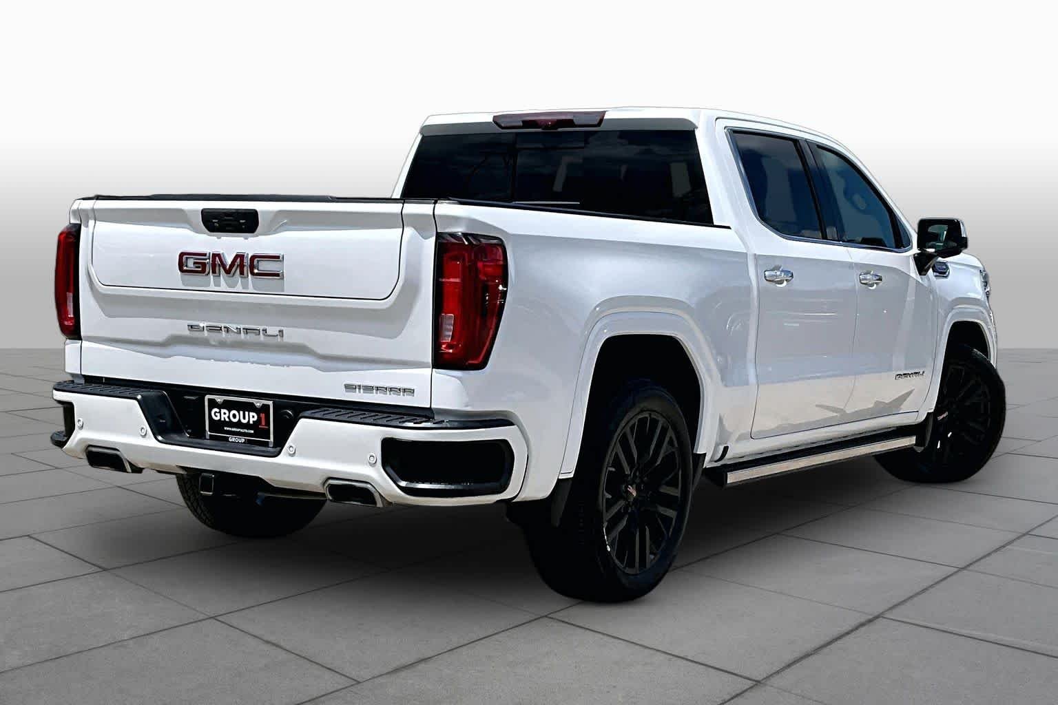 Used 2022 White Frost Tricoat GMC Denali image 13