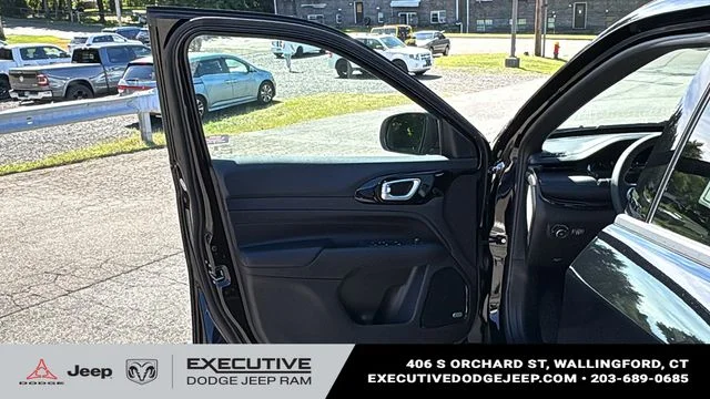 New 2026 Diamond Black Crystal Pearl-Coat Exterior Paint Jeep Limited image 8