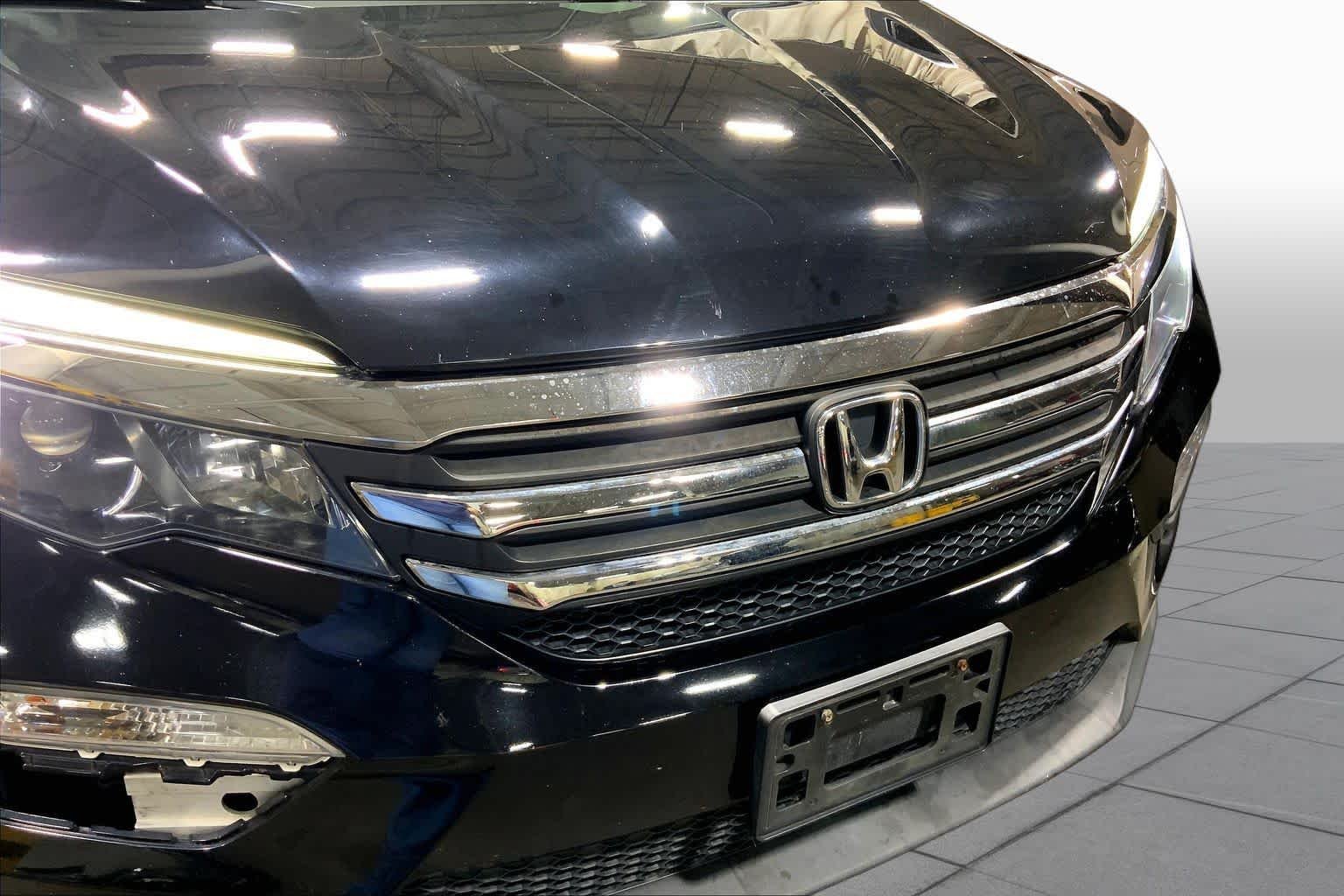 Used 2016 Crystal Black Pearl Honda EX-L image 30