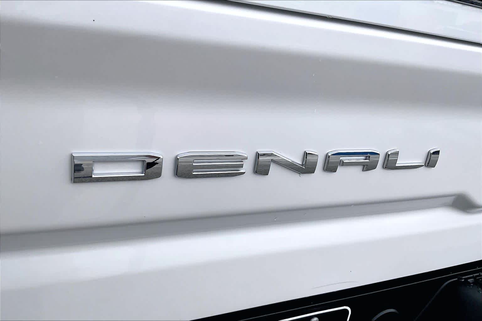 Used 2024 White Frost Tricoat GMC Denali image 10