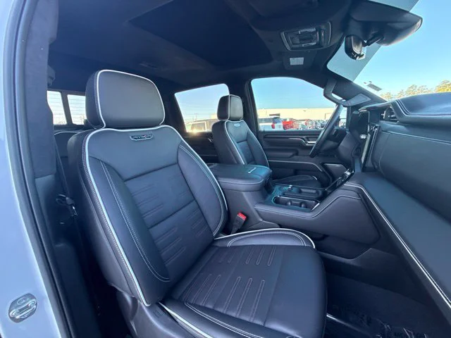 Used 2025 White GMC AT4X image 21