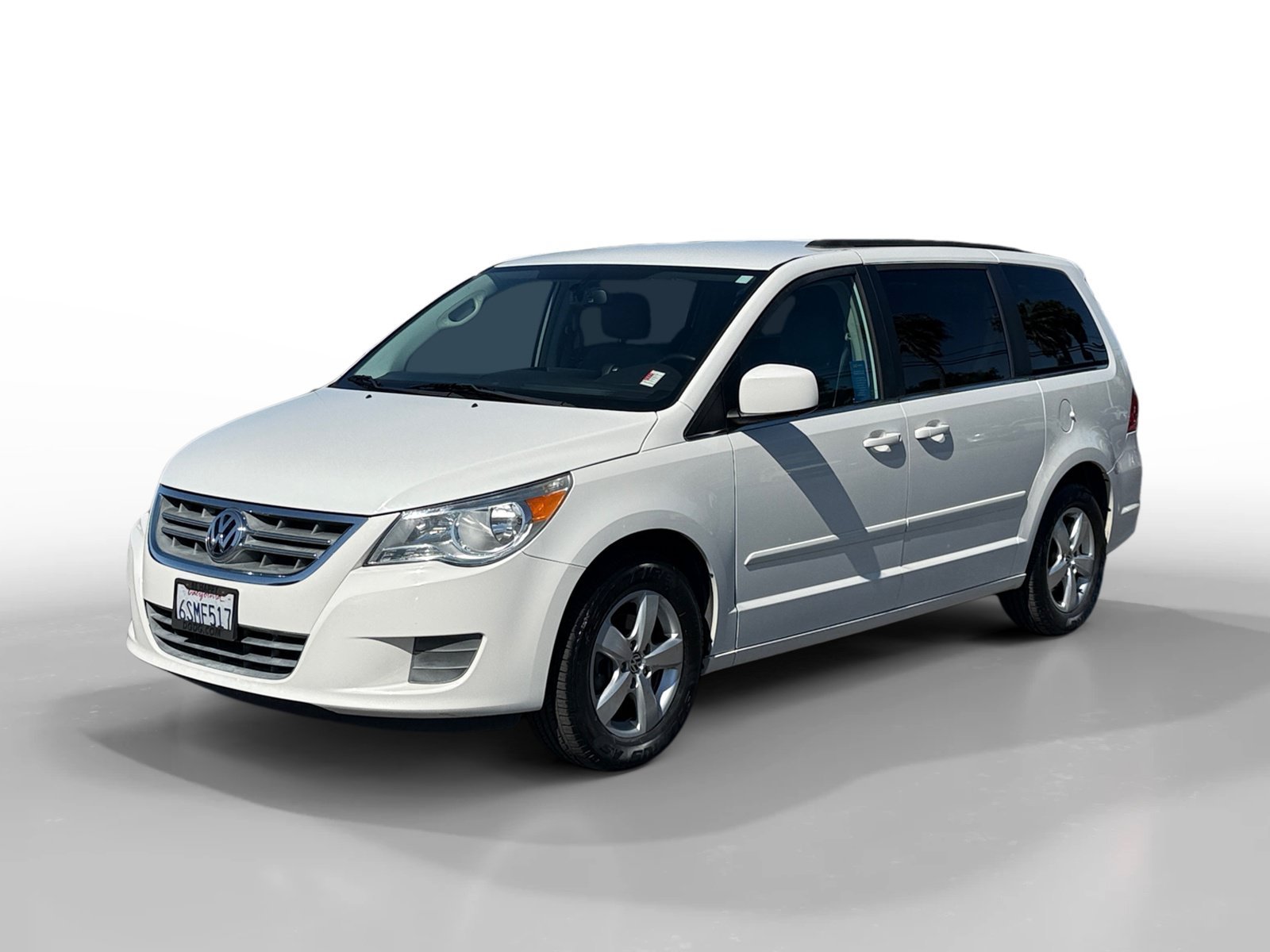 2011 Volkswagen Routan SE's photo