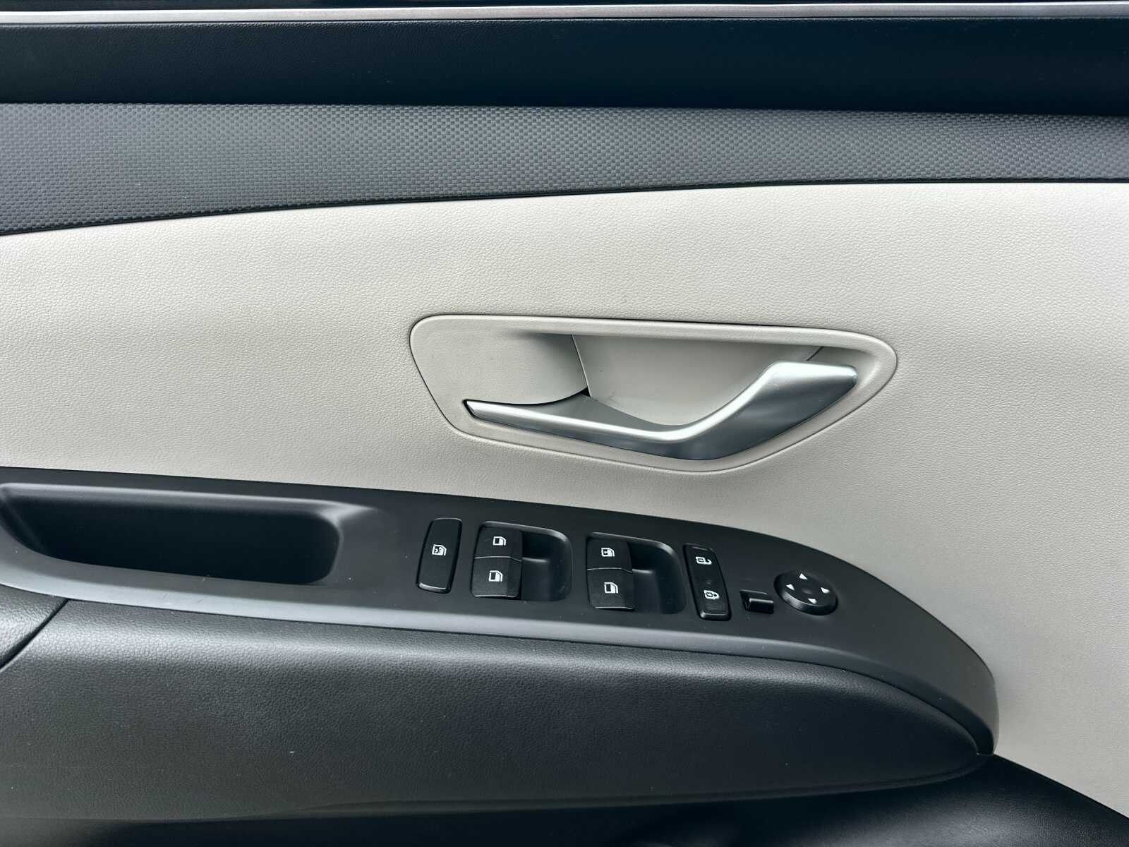 Used 2024 Shimmering Silver Hyundai SE 4D Sport Utility image 11