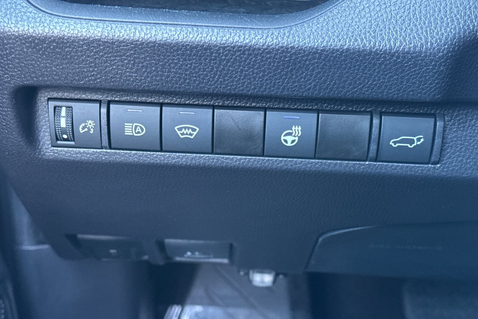 Used 2025 Gray Toyota XLE Premium image 31