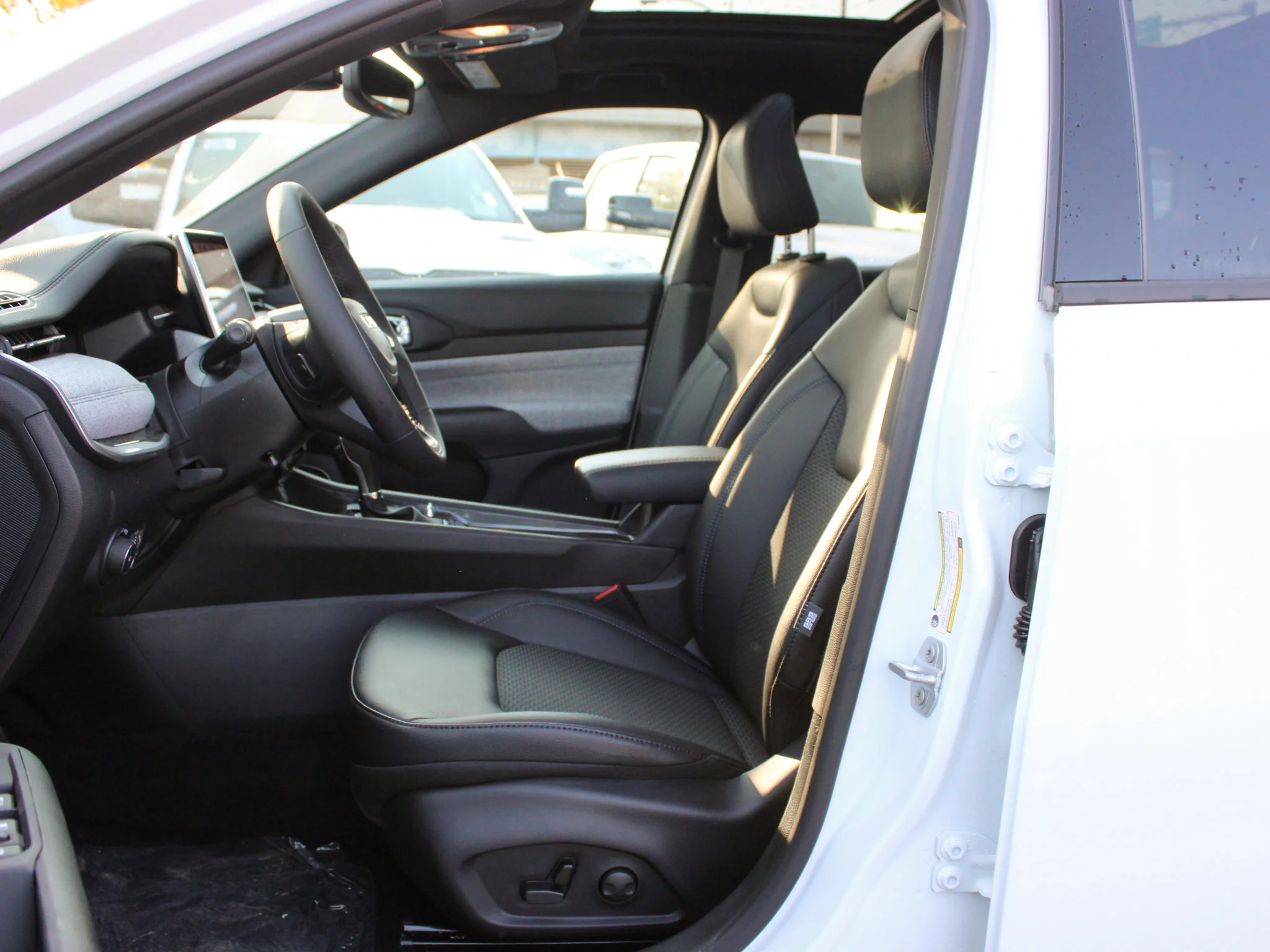 New 2026 White Jeep North* 4x4, Pano Sunroof, Remote Start, Alpine Audio, Heated Seats image 8
