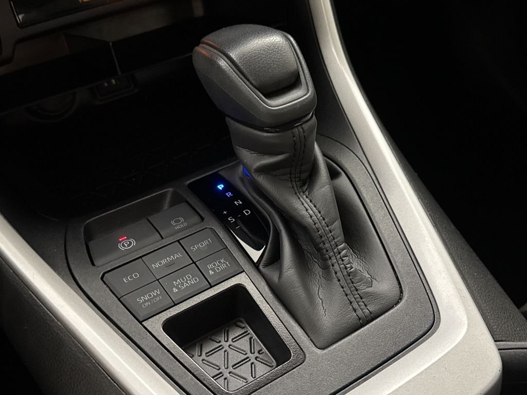 2025 Toyota RAV4 XLE - Photo 18