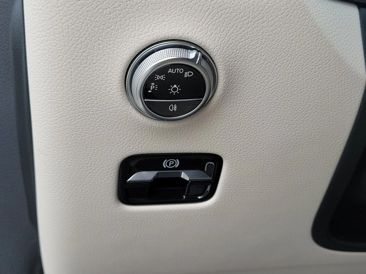 Certified Used 2023 White Mercedes-Benz GLC 300 image 23