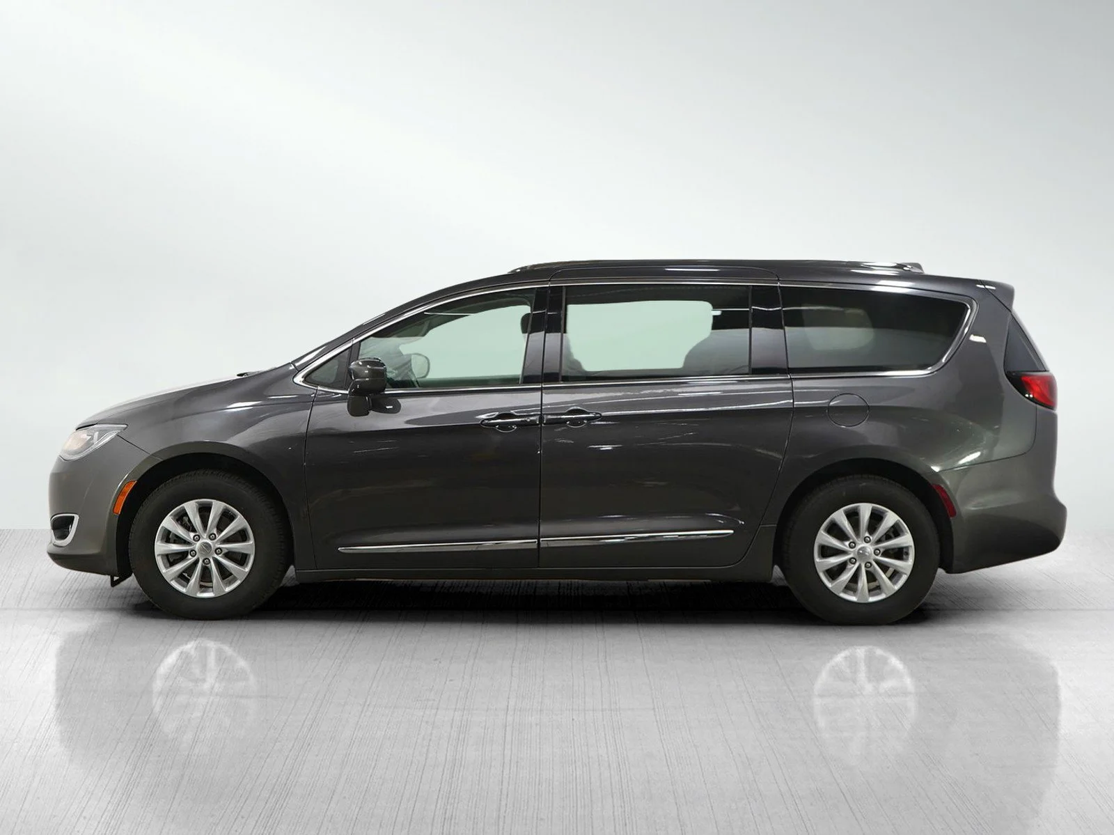 Used 2019 Chrysler Pacifica Touring L with VIN 2C4RC1BG8KR650590 for sale in Minneapolis, Minnesota