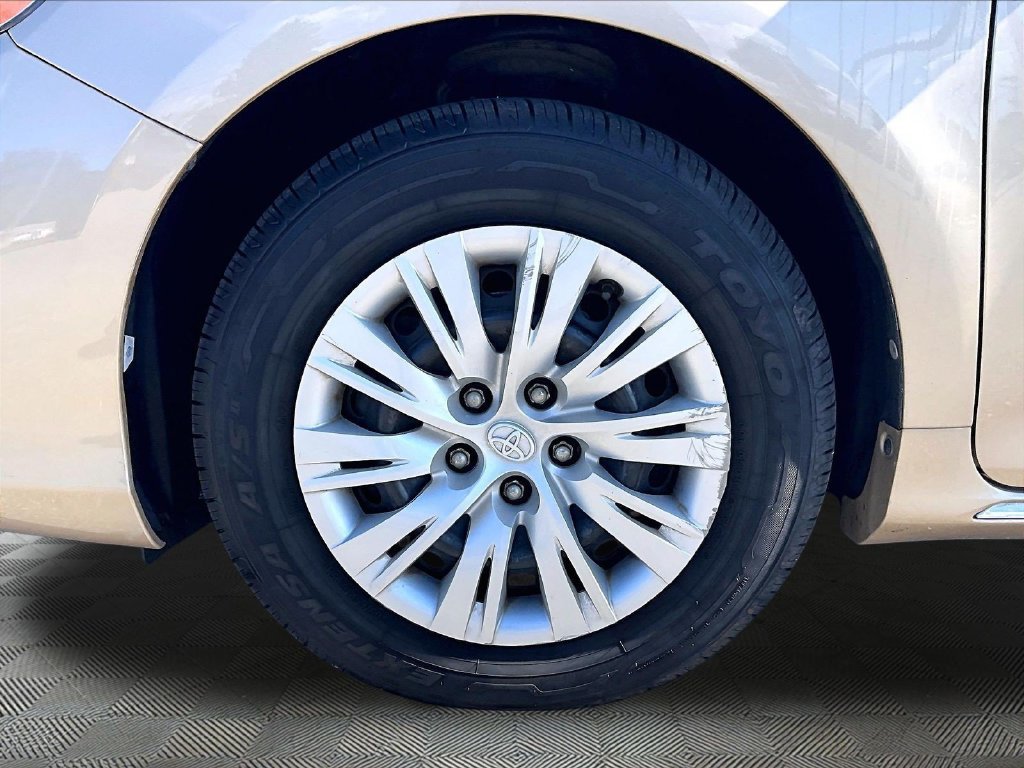 Used 2012  Toyota LE image 7