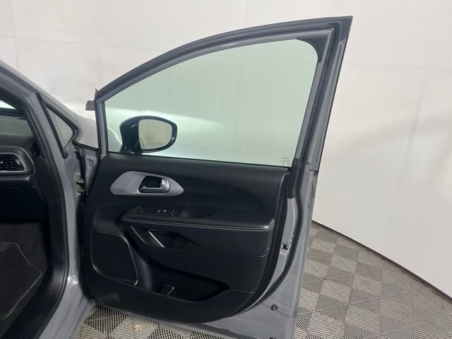 Certified Used 2025 White Chrysler Limited image 28