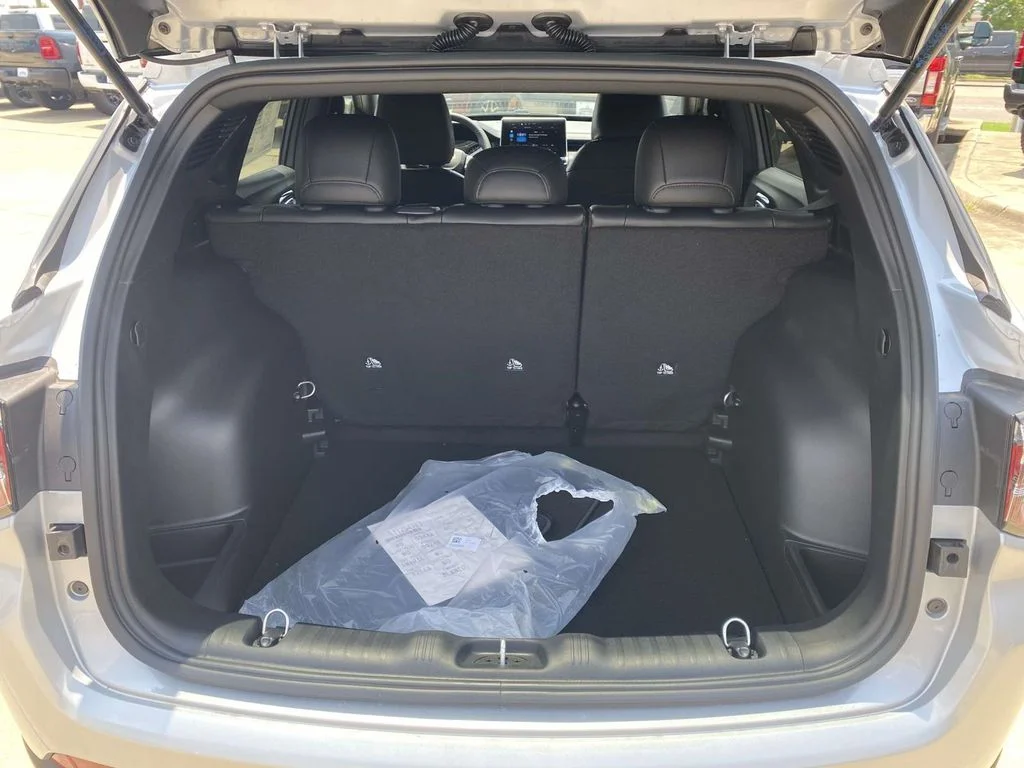 New 2026 Silver Zynith Metallic Clearcoat Jeep Latitude Altitude image 9