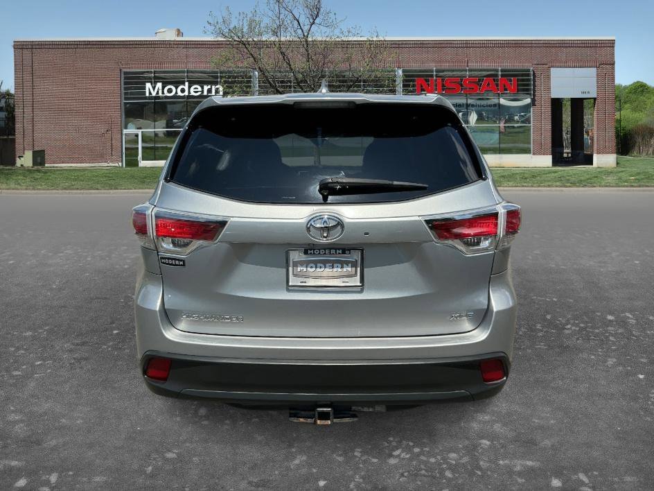 Used 2015 Silver Sky Metallic Toyota XLE image 3