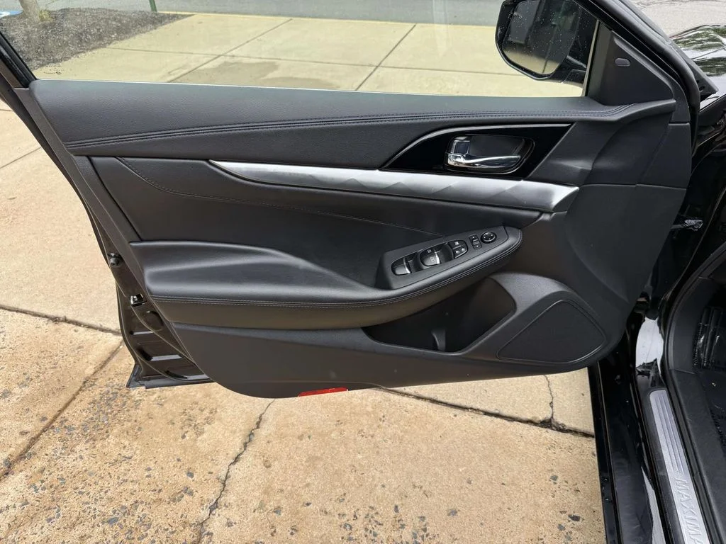 Used 2020 Black Nissan 3.5 S image 31