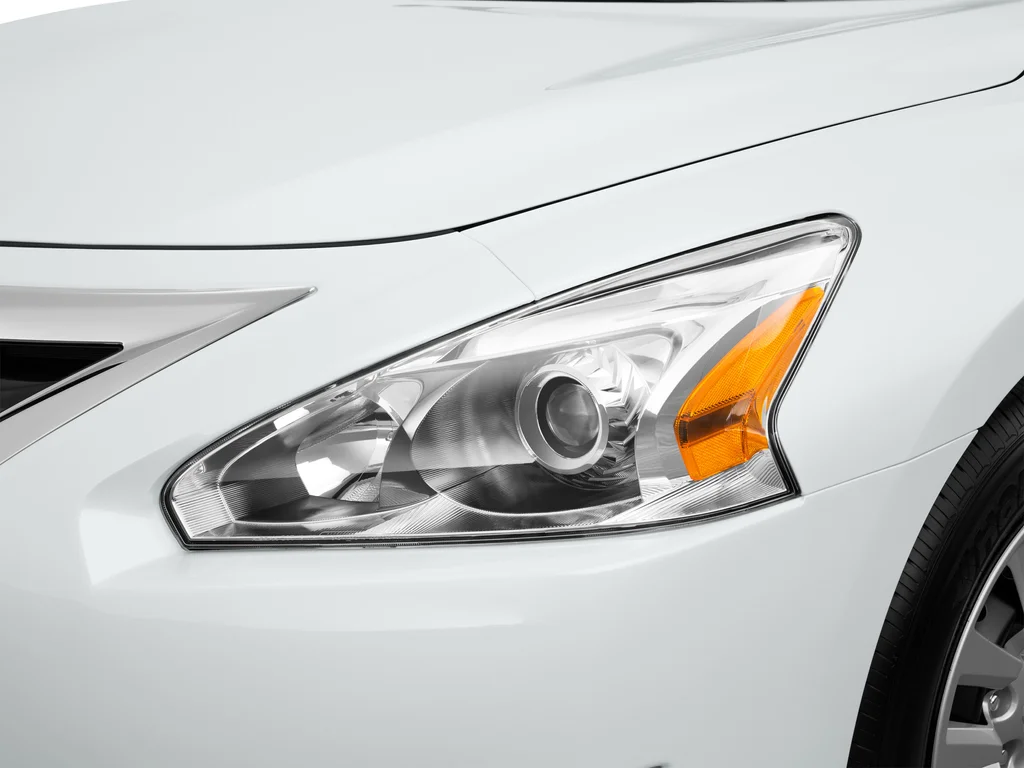Used 2015 White Nissan 2.5 S image 15