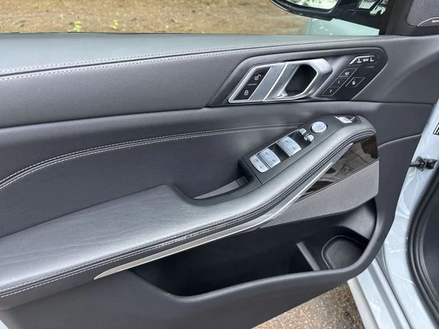 Used 2024 Gray BMW xDrive40i image 13