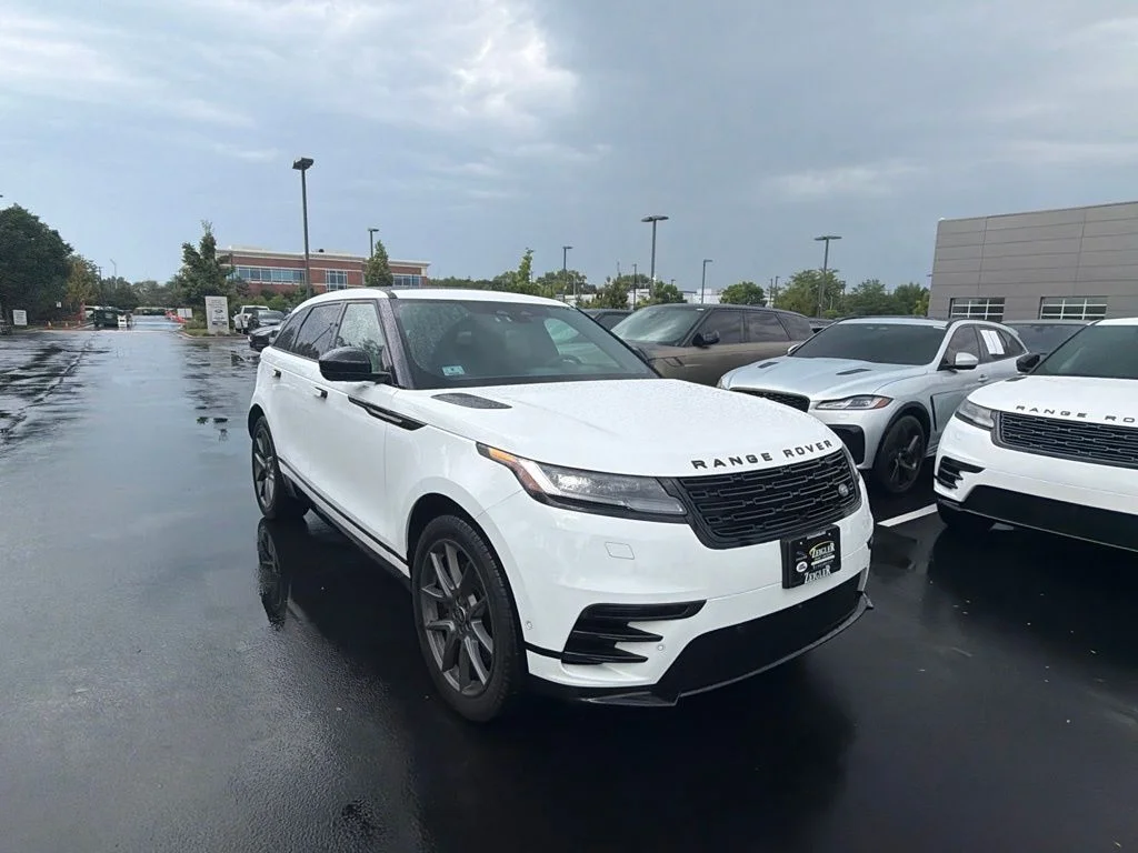 Used 2025 White Land Rover Dynamic HSE image 7
