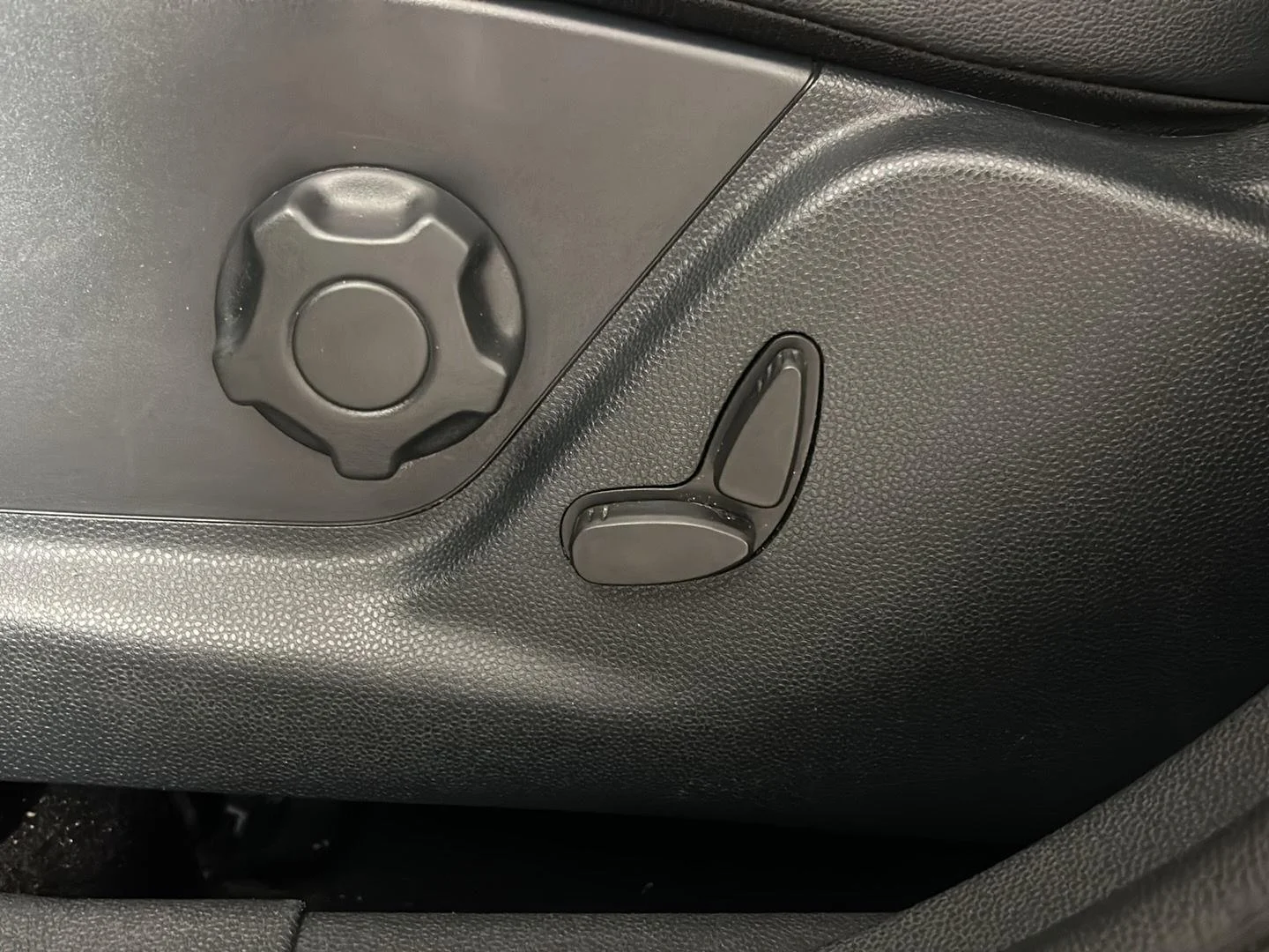 Used 2019 Shadow Black Ford SES image 24