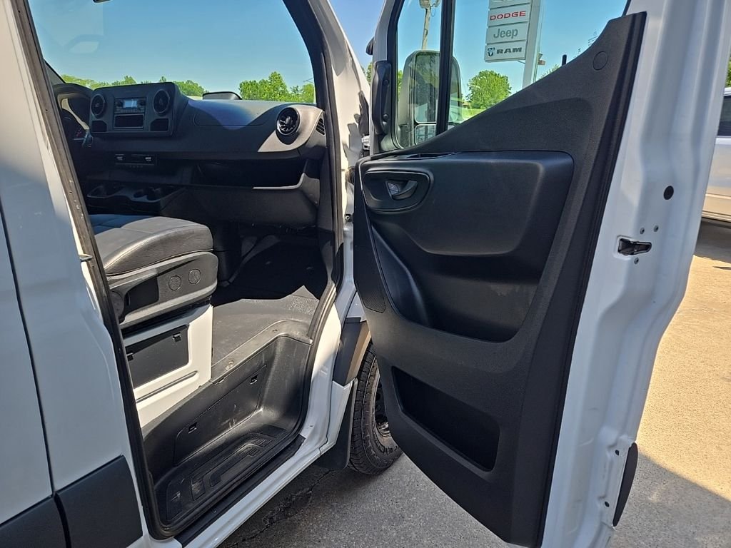 Used 2025  Mercedes-Benz Cargo 144 WB image 56