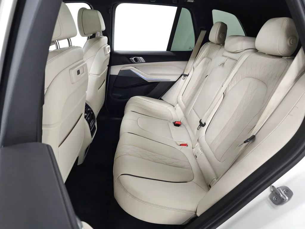 Used 2023 White BMW xDrive40i image 40