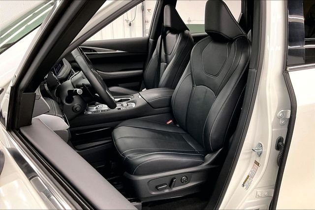 Used 2024 Majestic White INFINITI LUXE image 24