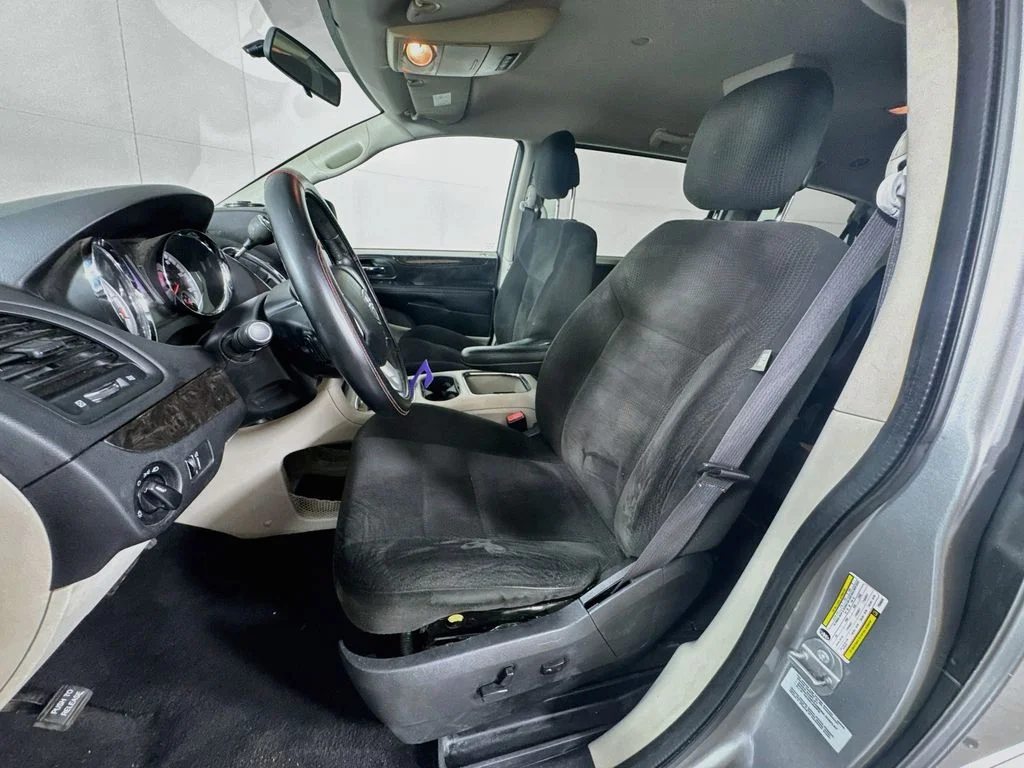 Used 2015 Silver Dodge SXT image 21
