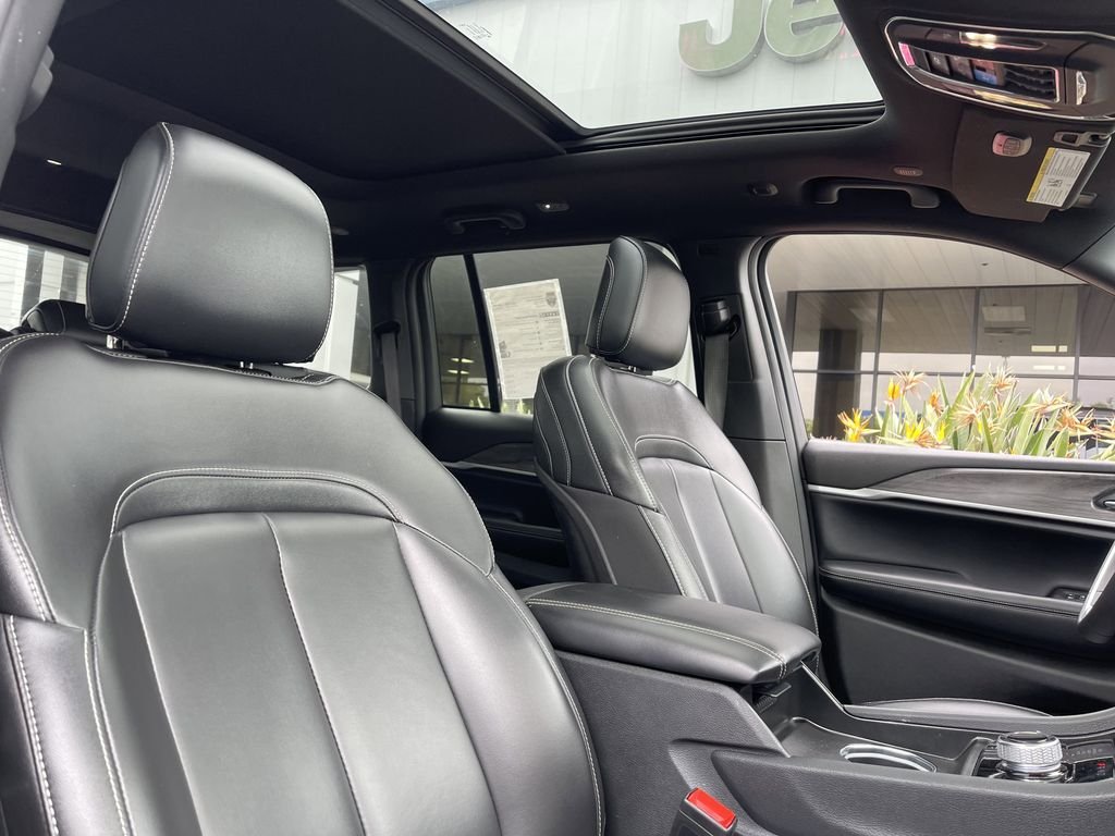 Used 2024 Silver Jeep 4xe image 27