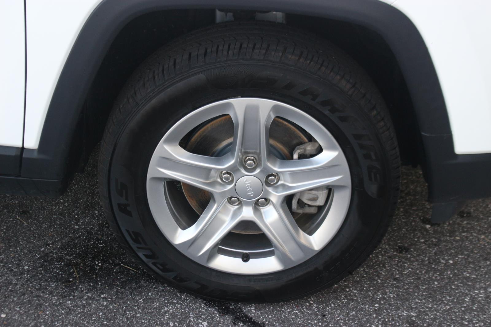 Used 2024 White Jeep Latitude image 33