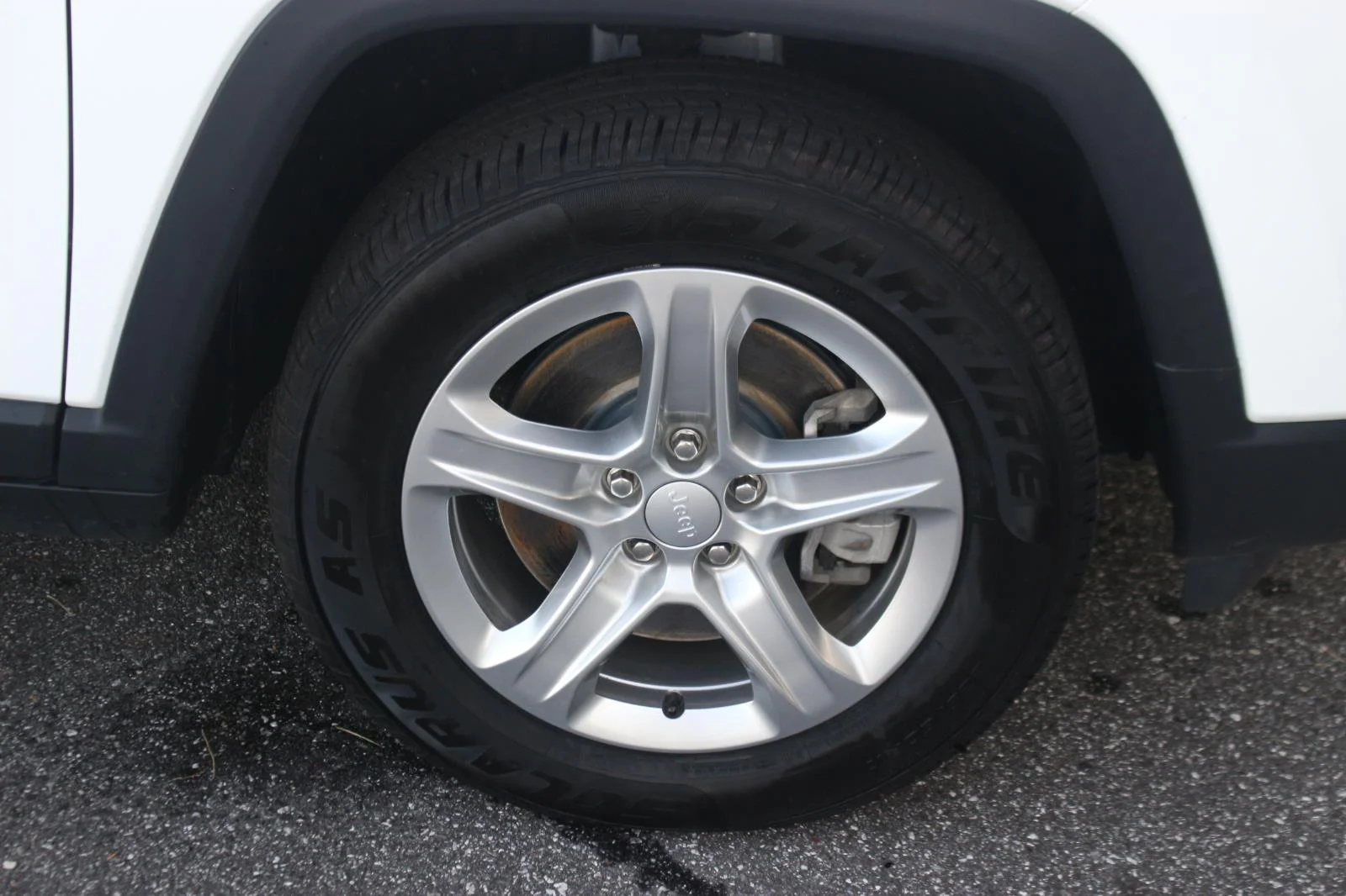 Used 2024 White Jeep Latitude image 33