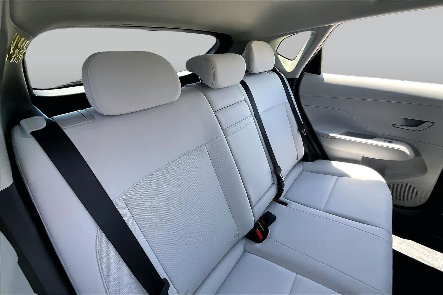 Used 2025 Atlas White Hyundai SEL image 35