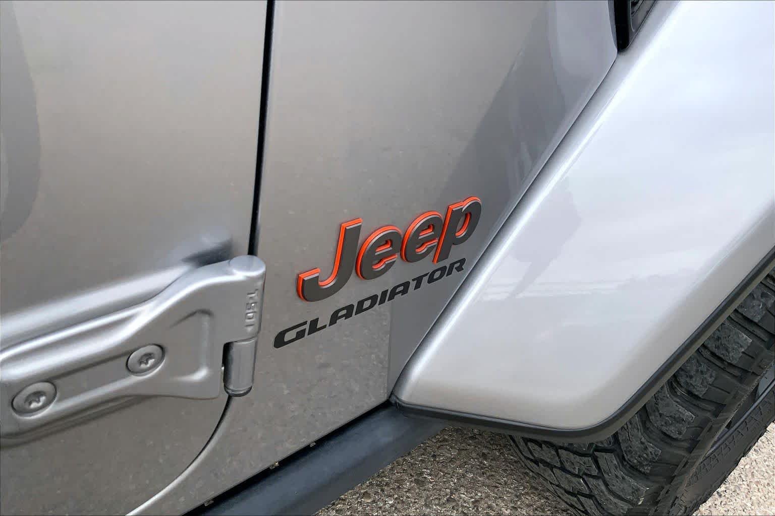 Used 2021 Billet Silver Metallic Clearcoat Jeep Mojave image 9