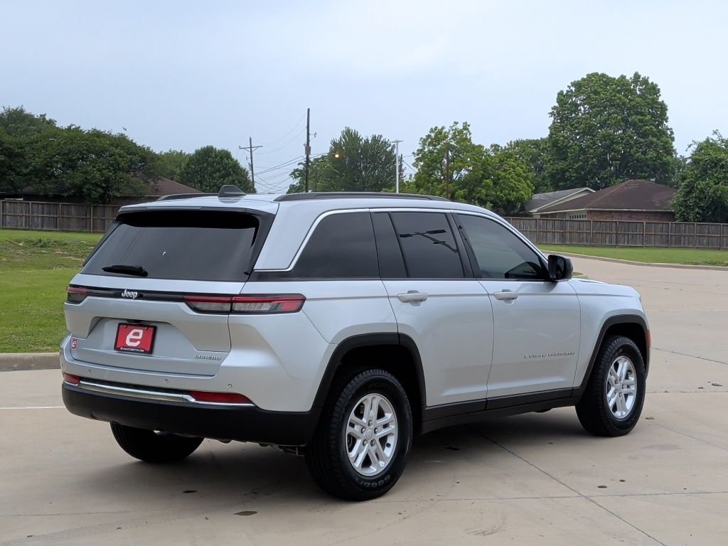 Used 2025 Silver Jeep Laredo image 8