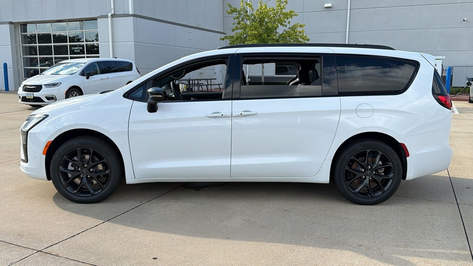 New 2027 Bright White Clear-Coat Exterior Paint Chrysler Limited image 5