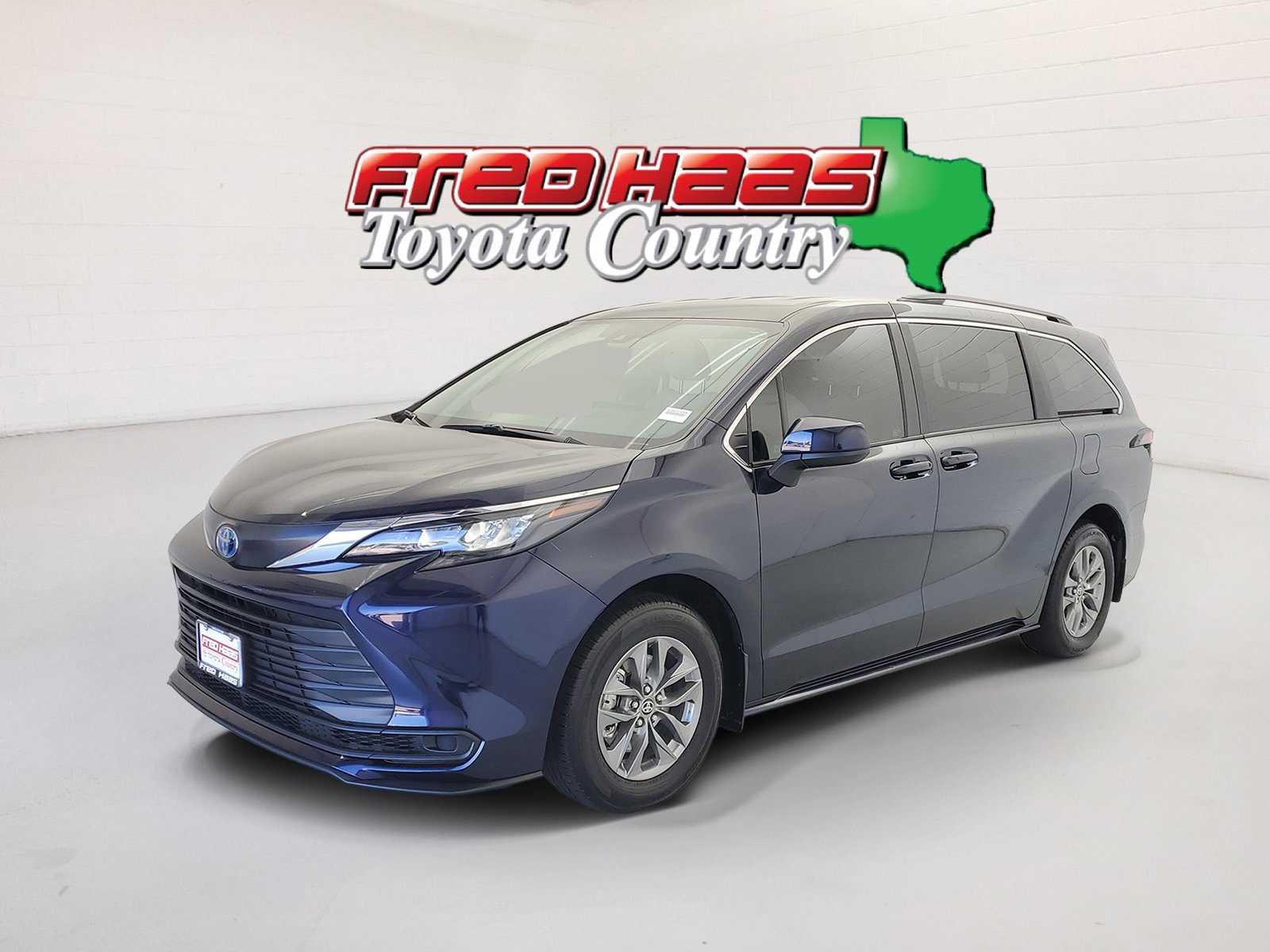 2025 Toyota Sienna LE 8-Passenger Hybrid FWD's photo