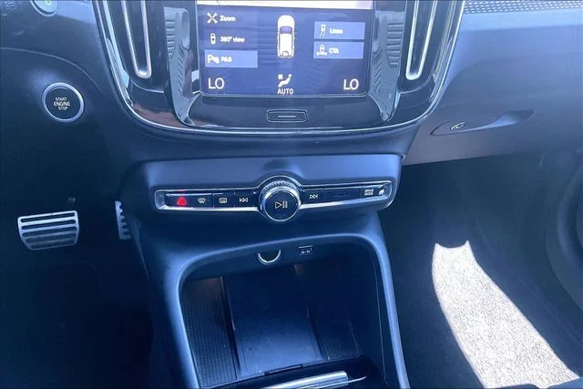 Used 2020 Blue Volvo R-Design image 32