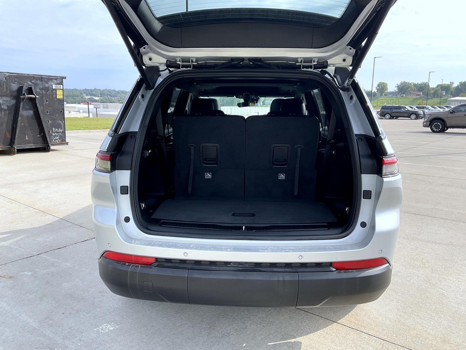Used 2025 Silver Jeep Altitude X image 9