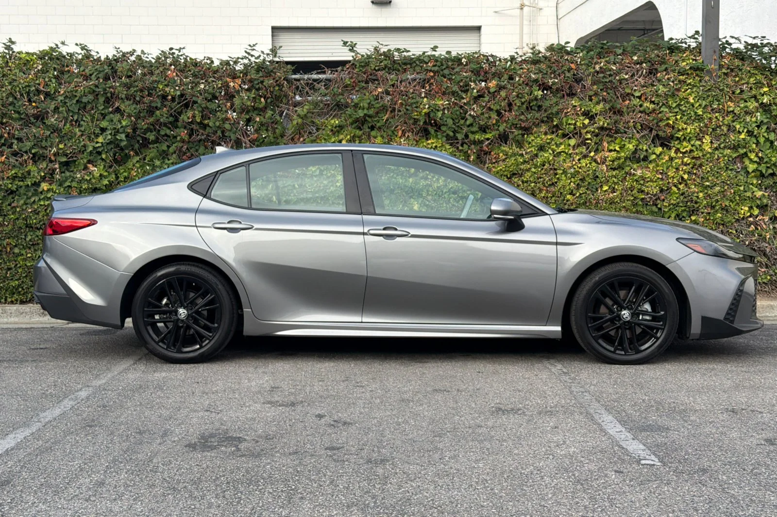 Used 2025  Toyota SE image 3
