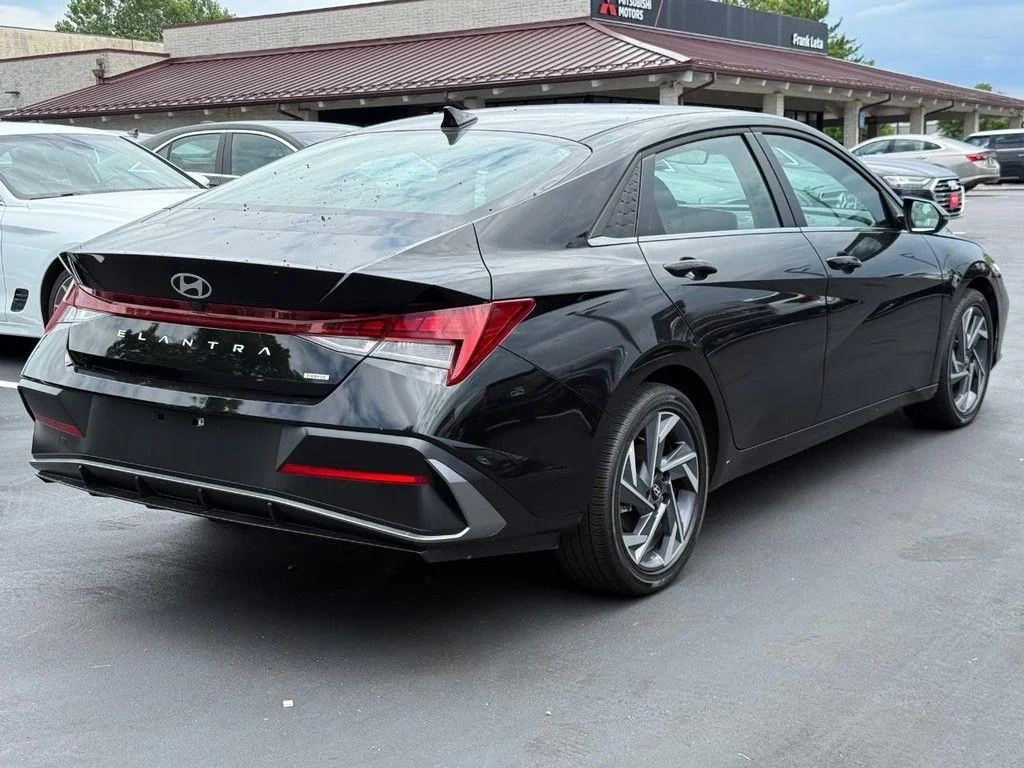 Used 2025 Black Hyundai Limited image 3