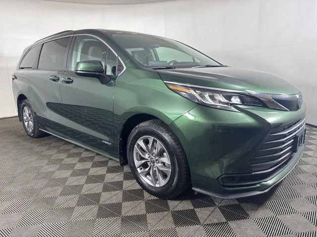 2021 Toyota Sienna LE 8-Passenger Hybrid FWD's photo