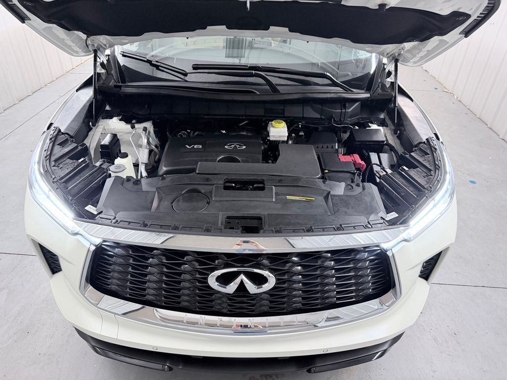 Used 2023 White INFINITI LUXE image 46